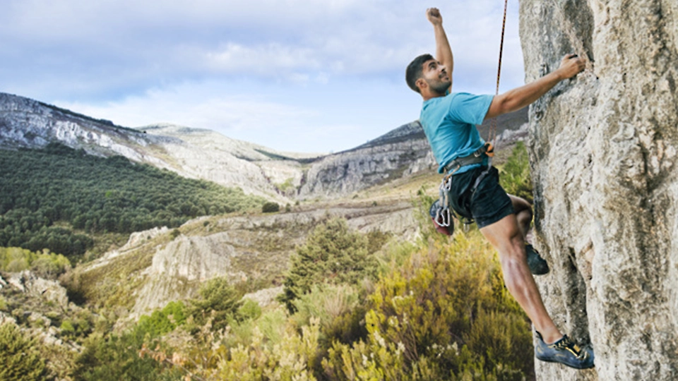 hombre escalando en roca