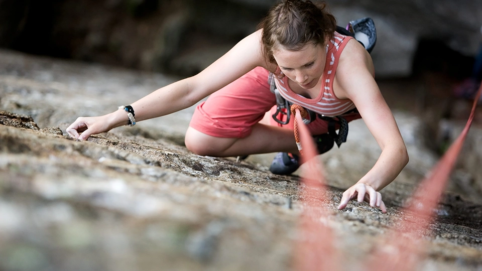 hombre escalando en roca