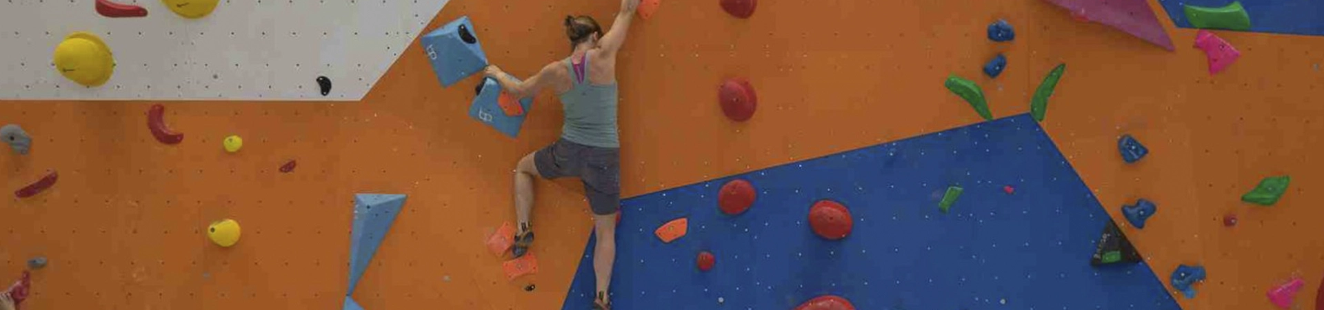 escaladora en muro indoor